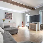 Cosy Central Place Paris
